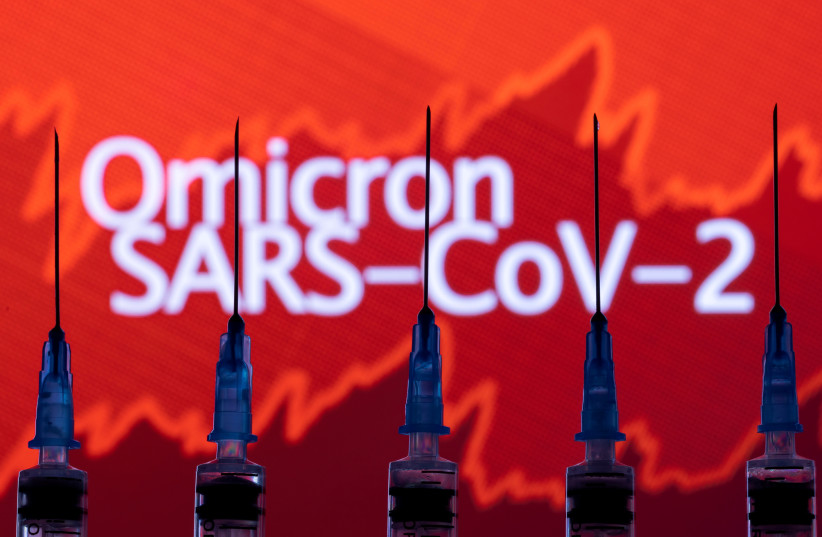 Des seringues avec des aiguilles sont visibles devant un graphique boursier affiché et les mots « Omicron SARS-CoV-2 » dans cette illustration prise le 27 novembre 2021. (Crédit photo : REUTERS/DADO RUVIC/ILLUSTRATION/FILE PHOTO)