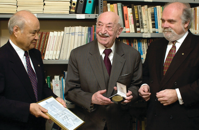  Austrian Nazi-hunter Simon Wiesenthal (center) receives the medal of honor from the International Association of Prosecutors for distinguished services to international crime justice for more than half a century, in Vienna in 2002. Pictured with Wiesenthal are vice-presidents of the association Min (credit: REUTERS)