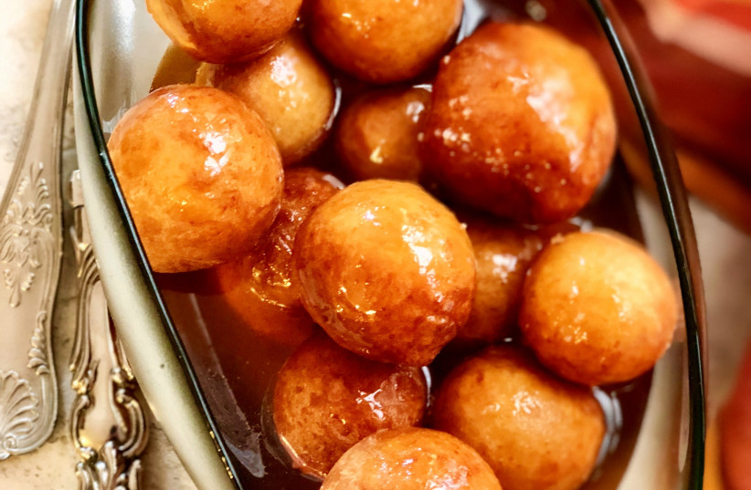  Loukoumades (sifganiyot dipped in syrup) (credit: PASCALE PEREZ-RUBIN)