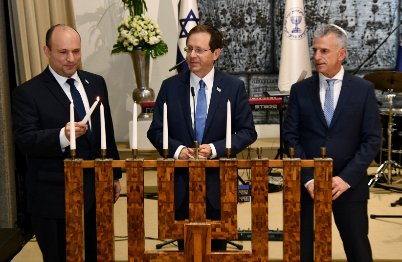  President Isaac Herzog, Prime Minister Naftali Bennett, and Mossad chief David Barnea presented certificates of excellence to twelve Mossad employees. (photo credit: CHAIM TZACH/GPO)