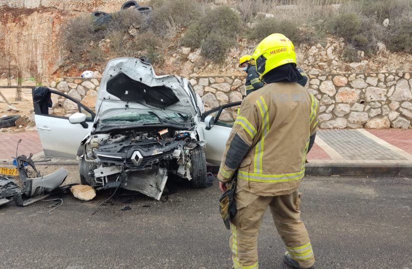  La voiture détruite à Umm al-Fahm (crédit : ISRAEL POLICE)