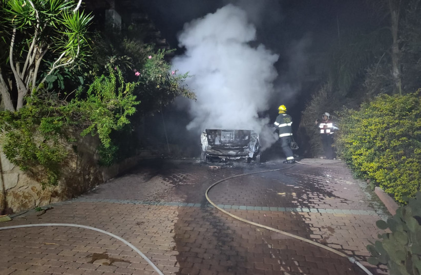  L'une des voitures qui a été incendiée lors des émeutes à Umm al-Fahm, le 3 novembre 2021. (crédit : FIRE AND RESCUE SERVICE)