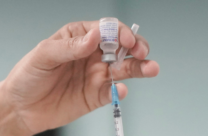  Uma enfermeira prepara uma dose da vacina Soberana 02 durante seus testes clínicos em um hospital em meio a preocupações com a disseminação da doença coronavírus (COVID-19) em Havana, Cuba, 29 de junho de 2021. (crédito: REUTERS / ALEXANDRE MENEGHINI / FILE FOTO)