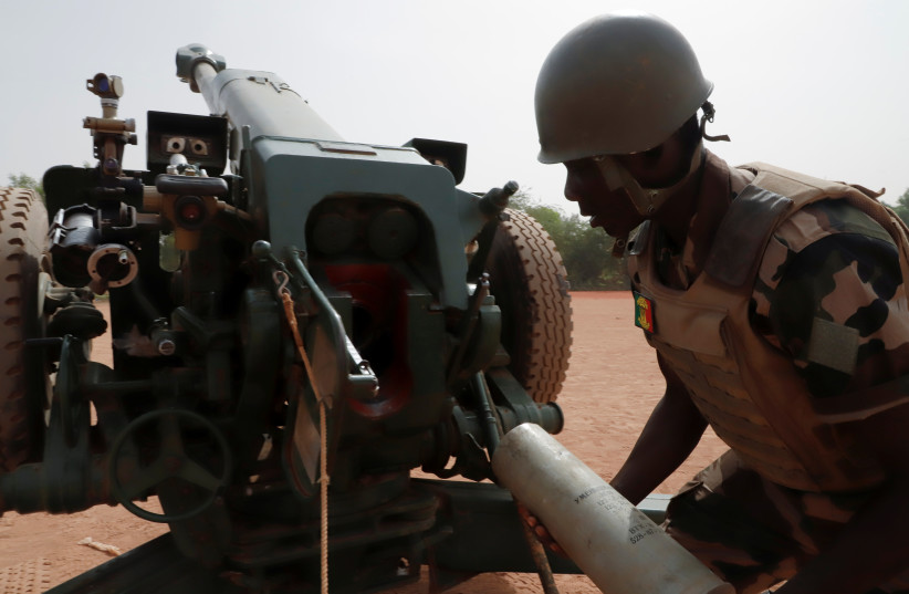 A Malian soldier of the 614th Artillery Battery is pictured during a training session on a D-30 howitzer with the European Union Training Mission (EUTM), to fight jihadists, in the camp of Sevare, Mopti region, in Mali, March 23, 2021. (credit: REUTERS/PAUL LORGERIE)