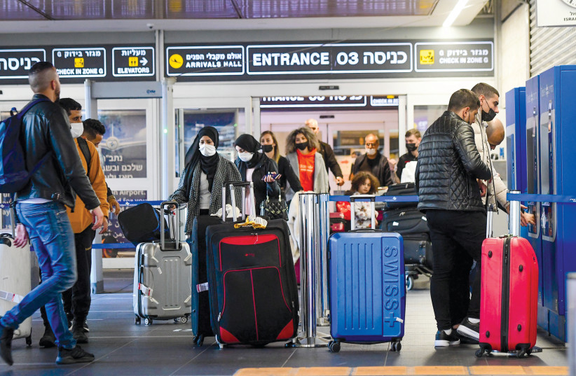 Les voyageurs arrivant à l'aéroport Ben Gourion dimanche dernier, la veille de l'entrée en vigueur de la dernière interdiction de voyager du gouvernement. (crédit photo : AVSHALOM SASSONI/FLASH90)