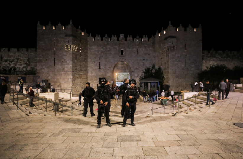 Des policiers israéliens montent la garde devant la porte de Damas, à Jérusalem, le 4 décembre 2021. (Crédit photo : REUTERS/AMMAR AWAD)