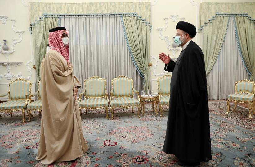  Le président iranien Ebrahim Raisi rencontre le principal conseiller à la sécurité nationale des Émirats arabes unis, Cheikh Tahnoon bin Zayed Al Nahyan, à Téhéran, Iran, le 6 décembre 2021. (Crédit : MAJID ASGARIPOUR/WANA (WEST ASIA NEWS AGENCY) VIA REUTERS)