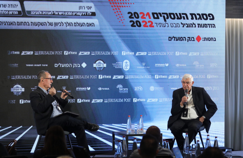  Yossi Rosen, Chairman of the Board of the Israel Institute of Energy and Environment with Yehuda Sharoni, economic commentator for Maariv at the Maariv Business Summit, December 8, 2021.  (photo credit: MARC ISRAEL SELLEM)
