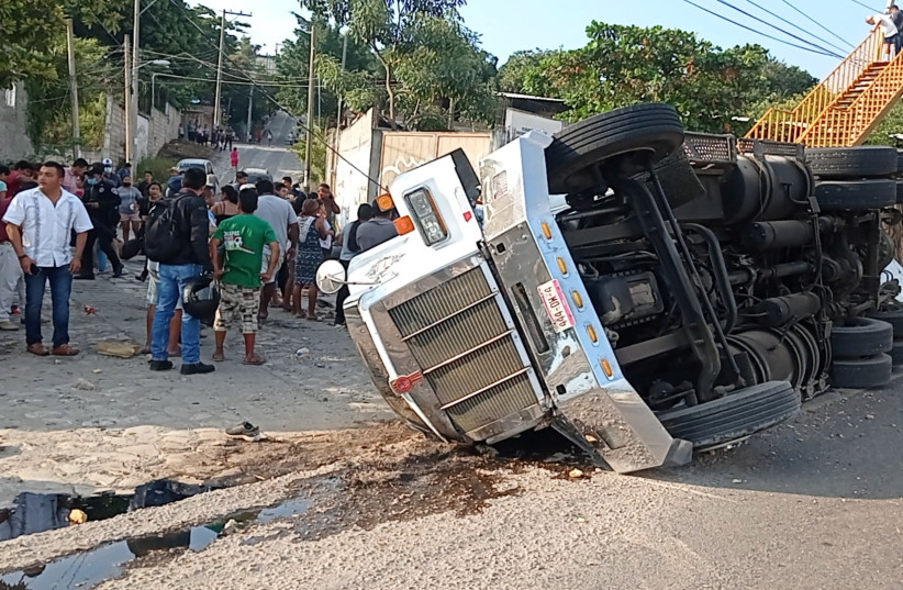  A trailer crash in the southern Mexican state of Chiapas killed at least 49 people, most of them migrants from Central America, officials said on Thursday. (photo credit: EL LA MIRA/via REUTERS)