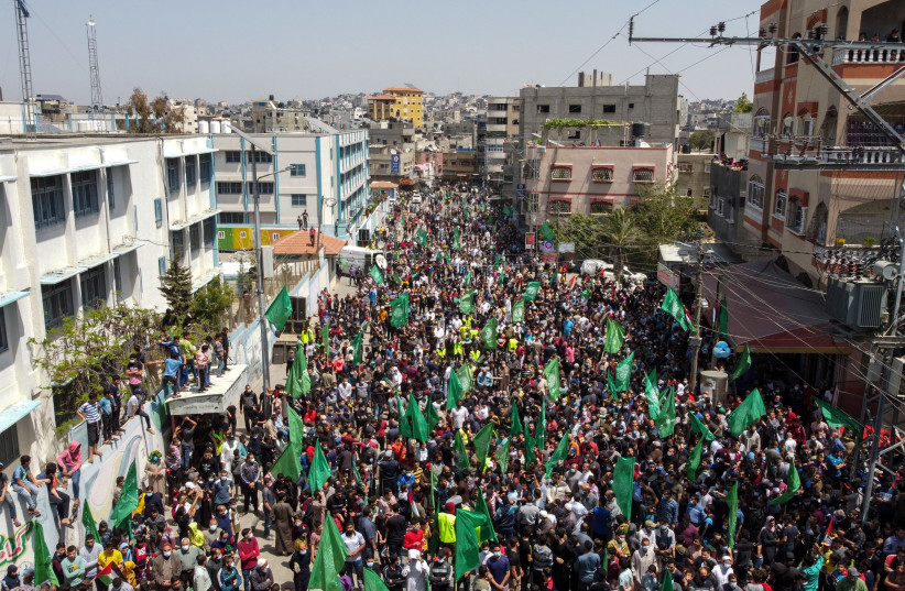  Une photo prise avec un drone montre des partisans du Hamas participant à une manifestation contre la décision du président palestinien Mahmoud Abbas de reporter les élections législatives prévues, dans le nord de la bande de Gaza, le 30 avril 2021. (Crédit : REUTERS/MOHAMMED SALEM)