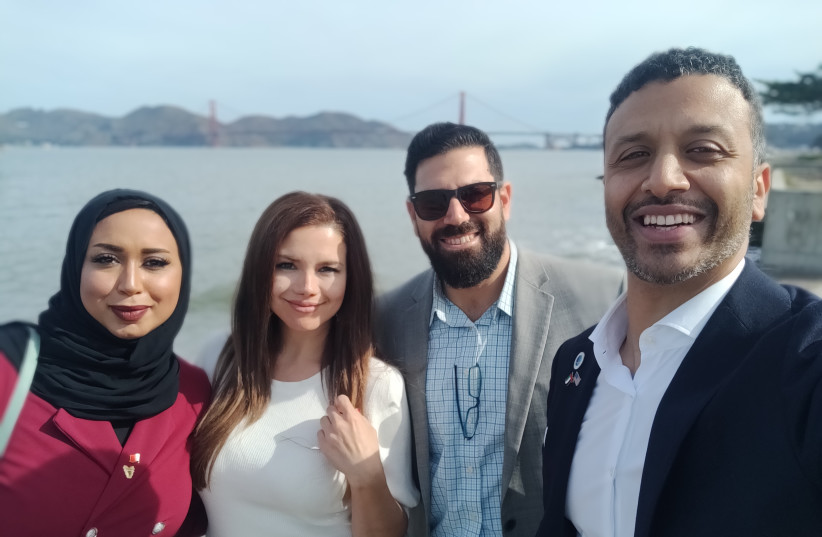 Fatema Al Harbi, Lorena Kahteeb, Dan Feferman e Omar Al Busaidy durante sua turnê West Coast Sharaka.  (crédito: Sharaka)