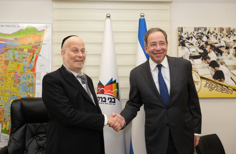  US Ambassador to Israel Tom Nides is seen shaking hands with Bnei Brak Mayor Rabbi Avraham Rubenstein in his visit to the city, on December 16, 2021. (photo credit: BNEI BRAK MUNICIPALITY)