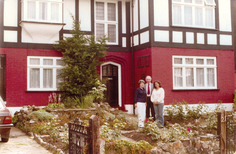  RUTH AND Norman Tuckman with the writer at their home in London. (credit: ABRAMOWITZ FAMILIES)