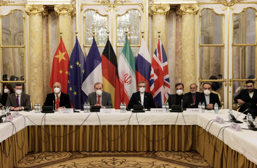  Le secrétaire général adjoint du Service européen pour l'action extérieure (SEAE) Enrique Mora et le négociateur en chef iranien sur le nucléaire Ali Bagheri Kani et des délégations attendent le début d'une réunion de la commission mixte du JCPOA à Vienne, en Autriche, le 17 décembre 2021 (crédit : REUTERS)
