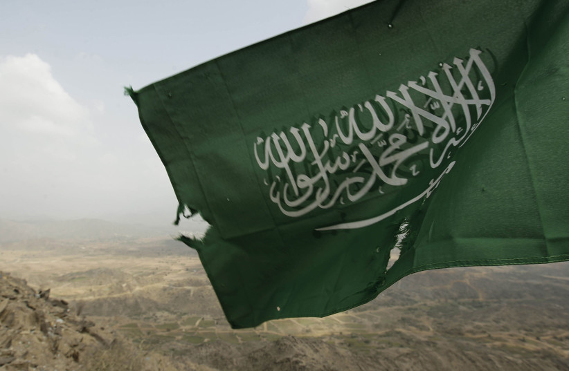 Le drapeau national de l'Arabie saoudite est visible à la frontière de la ligne de front de Khoba avec le Yémen (crédit photo : REUTERS/FAHAD SHADEED)