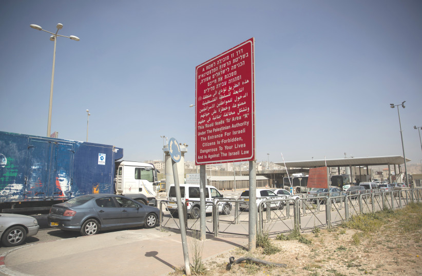  THE KALANDIYA checkpoint north of Jerusalem (photo credit: YONATAN SINDEL/FLASH90)
