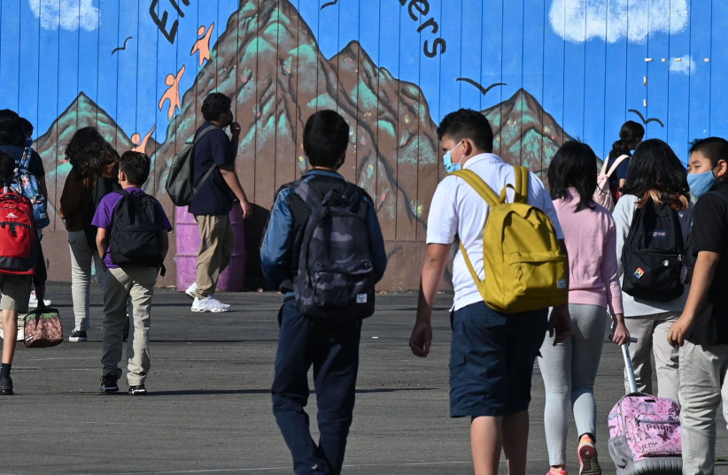  Students walk to their classrooms at a public middle school in Los Angeles, California, Sep. 10, 2021.  (credit: ROBYN BECK / AFP)