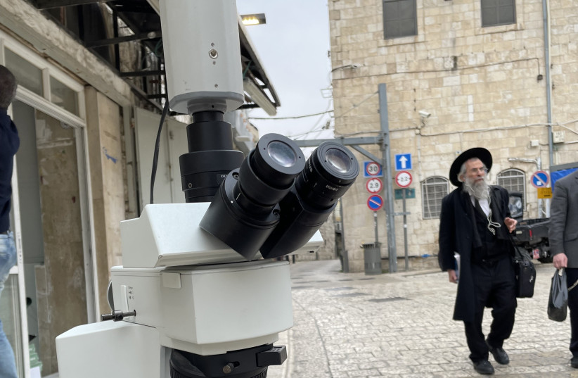  The electron microscope that will show the Nano Bible in Jerusalem. (credit: City Studios)