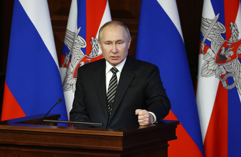 Le président russe Vladimir Poutine prononce un discours lors d'une réunion élargie du Conseil du ministère de la Défense à Moscou, Russie, le 21 décembre 2021. (Crédit : SPUTNIK/MIKHAIL TERESHCHENKO/POOL VIA REUTERS)