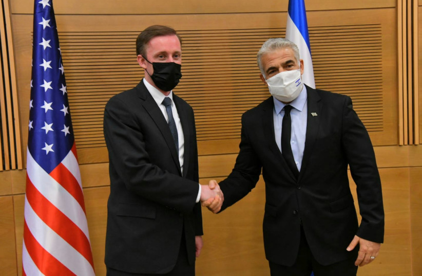 Le ministre des Affaires étrangères Yair Lapid avec le conseiller américain à la sécurité nationale Jake Sullivan, décembre 2021 (crédit : SHLOMI AMSALEM/GPO)