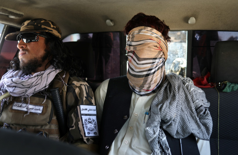 Un membre présumé de l'Etat islamique est assis les yeux bandés dans une voiture des forces spéciales talibanes à Kaboul, en Afghanistan, le 5 septembre. (Crédit photo : WANA VIA REUTERS)