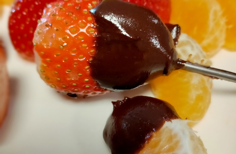  Chocolate fondue (credit: HENNY SHOR)