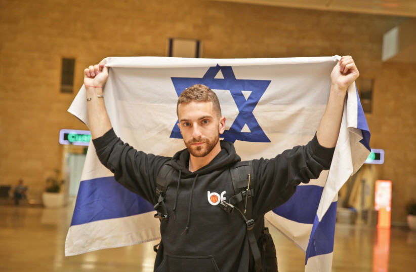  Un récent oleh à destination d'Israël à l'aéroport Ben Gourion (crédit : YONIT SCHILLER)