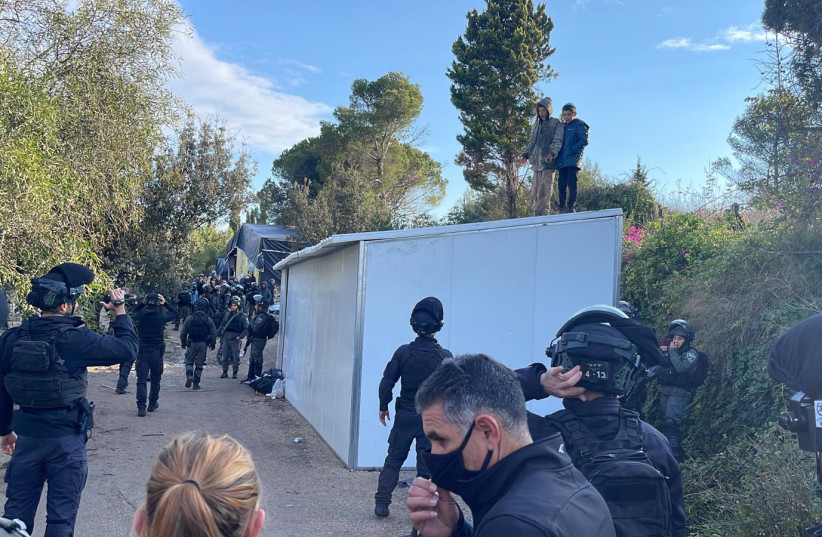  Evacuation of modular structures on the Homesh hilltop in the West Bank, December 24, 2021. (credit: ISRAEL POLICE)