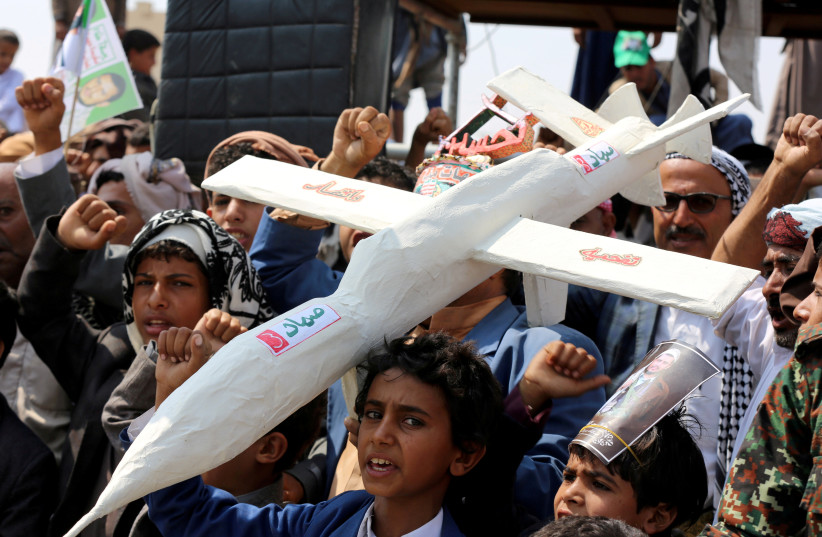  Des adeptes du mouvement Houthi portent un faux drone lors d'un rassemblement organisé à l'occasion de l'Achoura à Saada (Crédit photo : NAIF RAHMA / REUTERS)