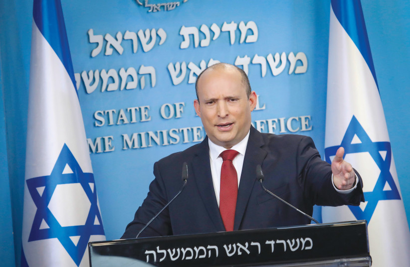 LE PREMIER MINISTRE Naftali Bennett tient une conférence de presse sur la variante Omicron la semaine dernière à Jérusalem.  (crédit : MARC ISRAEL SELLEM)