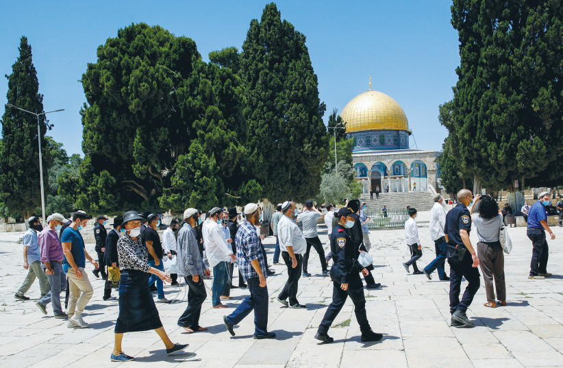 LES FORCES DE SÉCURITÉ montent la garde alors que des Juifs religieux visitent le Mont du Temple. (crédit : JAMAL AWAD/FLASH90)