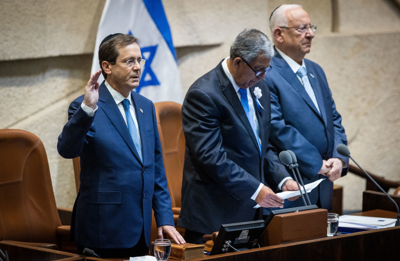  Isaac Herzog is sworn in as president, alongside outgoing president Reuven Rivlin and Knesset Speaker Mickey Levy (photo credit: YONATAN SINDEL/FLASH90)