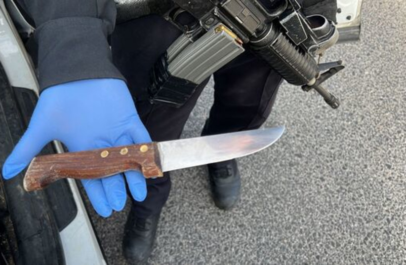  Un couteau utilisé lors d'une tentative d'attaque au couteau près d'Ariel le 31 décembre 2021. (Crédit photo : UNITÉ DU PORTE-PAROLE de Tsahal)
