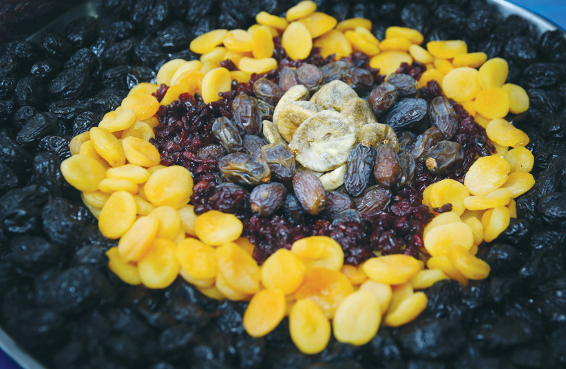  A TU BISHVAT table filled with fruits and nuts.  (credit: DAVID COHEN/FLASH 90)
