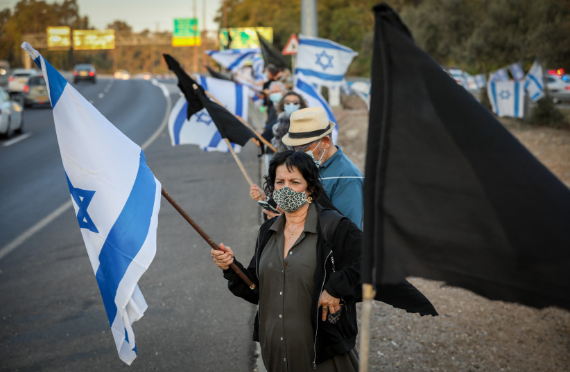  Israelis protest against Israeli prime minister Benjamin Netanyahu, on road number 1 between Jerusalem and Tel Aviv, October 6, 2020.  (credit: NATI SHOHAT/FLASH90)