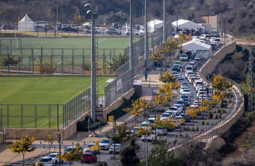  Cars line up at a drive-through COVID-19 testing center in Jerusalem, on January 3, 2022.  (credit: YONATAN SINDEL/FLASH90)