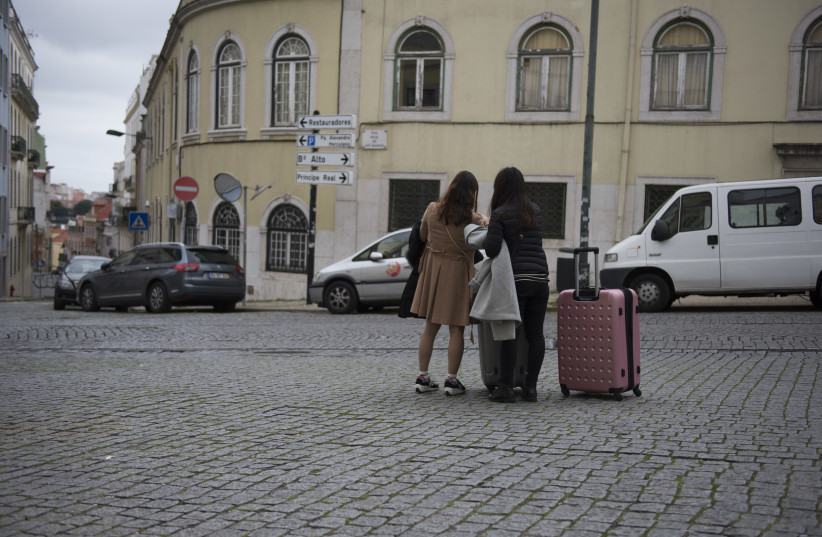  שתי נשים ישראליות מגיעות לליסבון, פורטוגל, 15 בפברואר 2020. (קרדיט תמונה: CNAAN LIPHSHIZ/JTA)