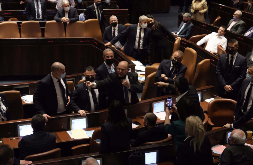  Le Premier ministre Naftali Bennett crie et pointe du doigt les membres de l'opposition après l'adoption de la facture d'électricité, janvier 2022 (Crédit photo : MARC ISRAEL SELLEM)