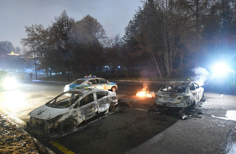 Des voitures endommagées sont vues près du bureau du maire lors de manifestations déclenchées par l'augmentation du prix du carburant à Almaty, au Kazakhstan, le 5 janvier 2022. (Crédit : REUTERS/STRINGER)