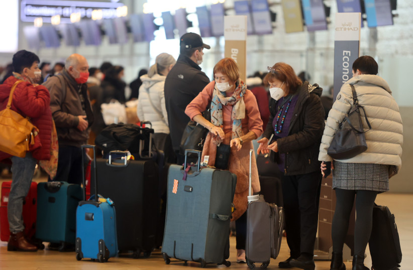  Des voyageurs vus à l'aéroport international Ben Gourion, le 22 décembre 2021. (crédit : FLASH90)