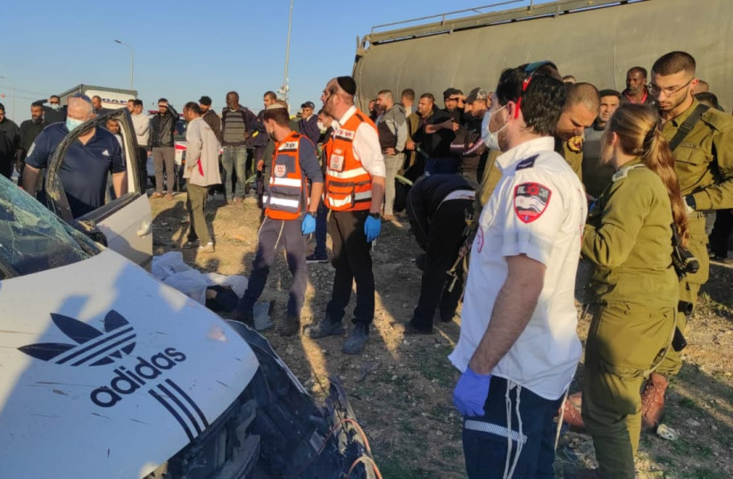  Scene of deadly car crash in the Jordan Valley, January 6, 2022 (credit: UNITED HATZALAH‏)