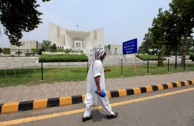 A man walks past the Supreme Court building in Islamabad, Pakistan, June 27, 2016. (credit: REUTERS/FAISAL MAHMOOD/FILE PHOTO)