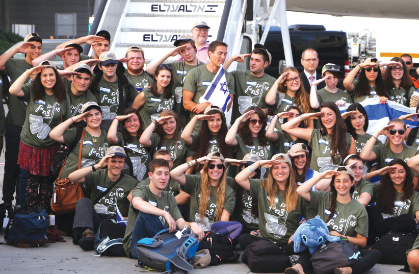  NEW IMMIGRANTS from North America make aliyah through the Jewish Agency and Nefesh B'Nefesh to serve in the IDF. (credit: FLASH90)