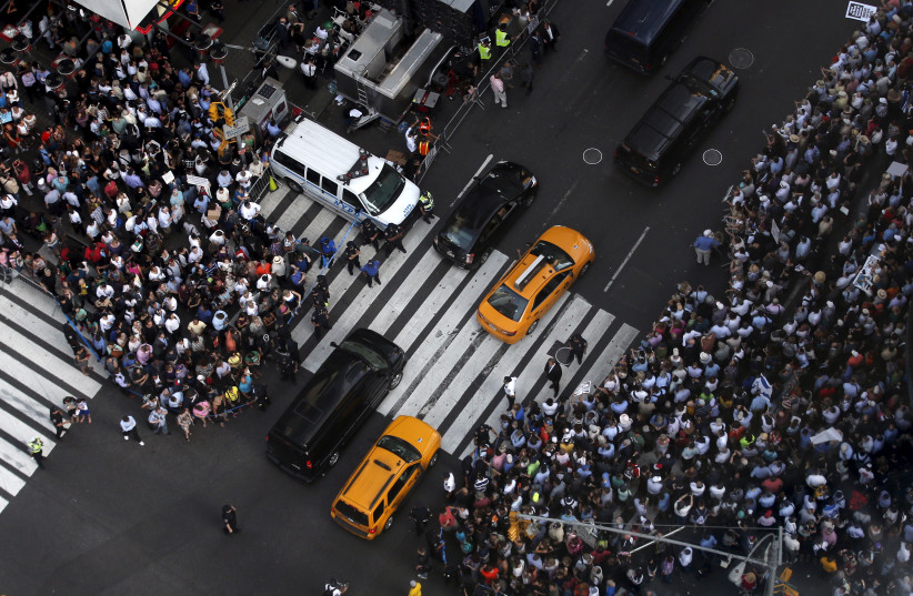  People crowd into 7th Avenue at 42nd street in Manhattan in 2015.  (photo credit: REUTERS/MIKE SEGAR)