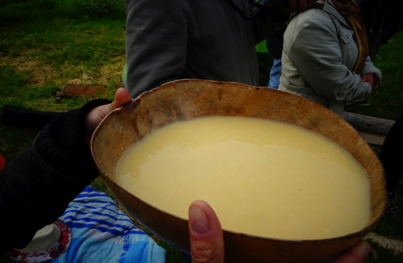  Chicha served at the yearly "Fiesta del Huán", winter solstice ceremony awaiting the rising Sun (Sué) in Muisca and various other indigenous traditions. (photo credit: VIA WIKIMEDIA COMMONS)