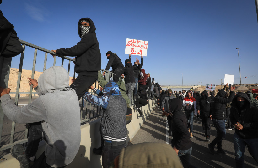 Israeli police officers clash with Bedouins during a protest against tree planting by the Jewish National Fund, outside the Bedouin village of al-Atrash in the Negev desert, southern Israel, January 13, 2022. (photo credit: JAMAL AWAD/FLASH90)