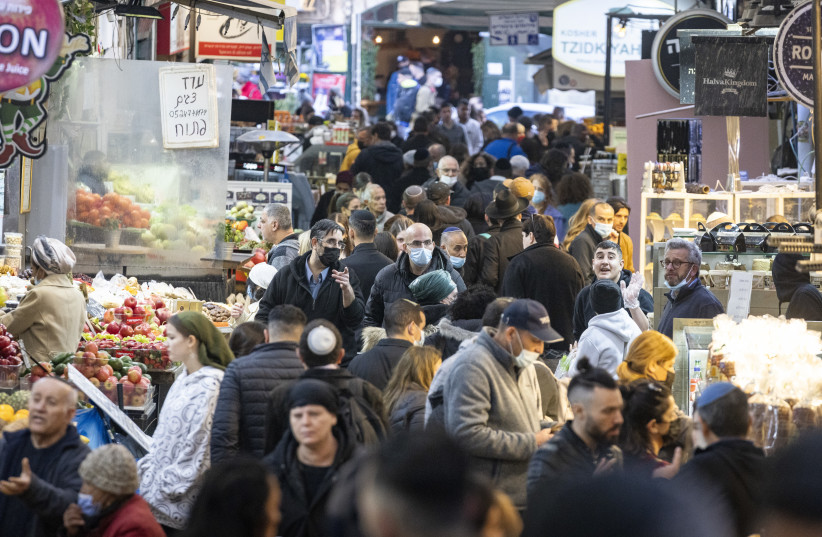  People some with face masks shop for grocery at the mahane Yehuda market  in Jerusalem on January 13, 2022.  (photo credit: OLIVIER FITOUSSI/FLASH90)