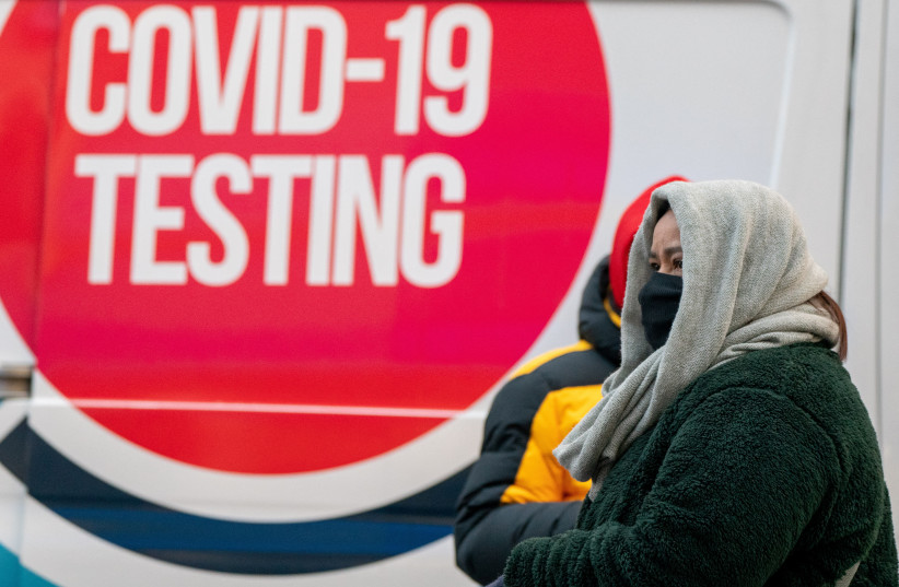  People brace against the cold while waiting for COVID-19 test to be administered (photo credit: REUTERS/DAVID 'DEE' DELGADO)