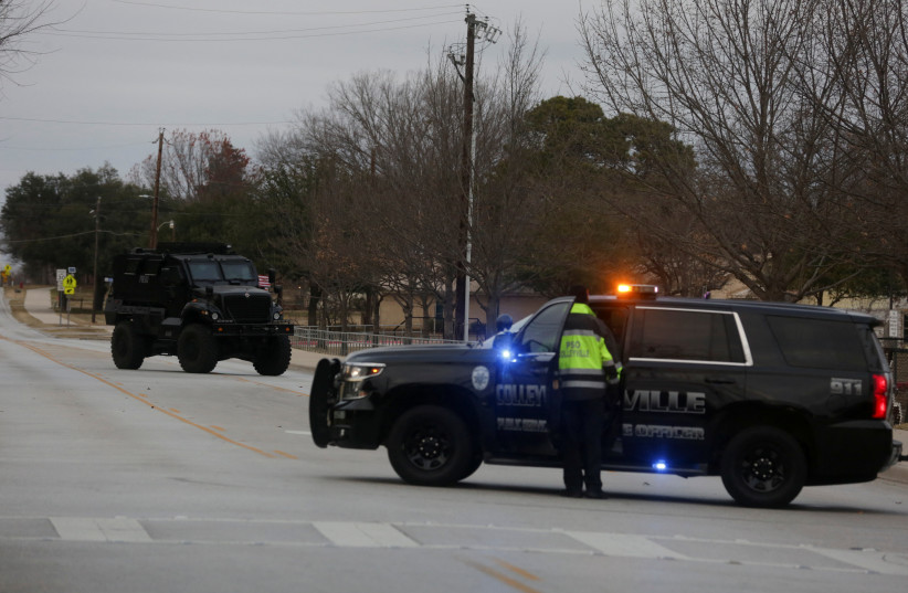 Des véhicules des forces de l'ordre sont vus dans la zone où un homme aurait pris des personnes en otage dans une synagogue lors de services diffusés en direct, à Colleyville, Texas, États-Unis, le 15 janvier 2022. (Crédit : REUTERS/Shelby Tauber)
