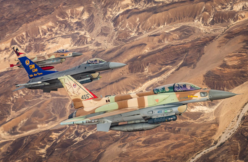 Des jets israéliens volent aux côtés des jets de l'AFCENT lors de l'exercice « Desert Falcon », le 16 janvier 2022. (Crédit : UNITÉ DU PORTE-PAROLE de Tsahal)